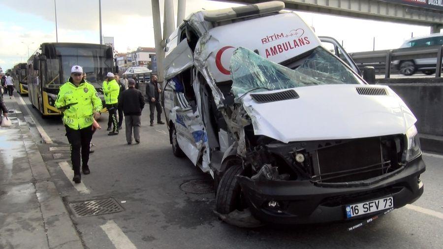 Avcılar'da ambulans İETT otobüsü ve otomobile çarptı