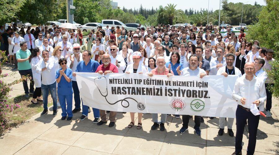 Orta hasarla hizmet veren Balcalı Hastanesi'nin doktorları çözüm için yürüdü