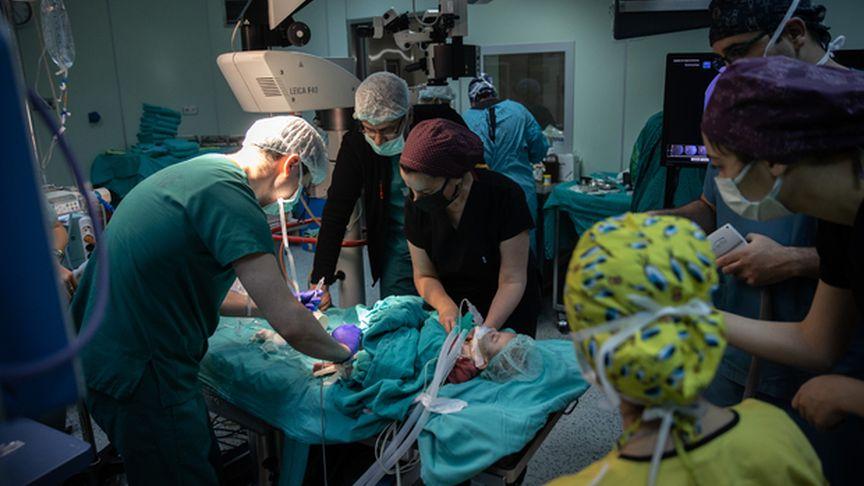 Bir kilo 600 gram doğan bebek, nadir yapılan ameliyatla 'körlük' riskinden kurtuldu