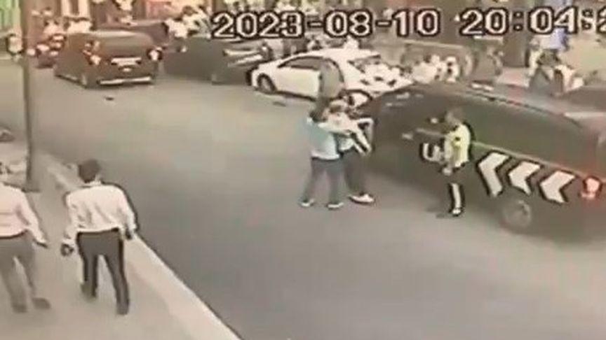 İstanbul'da boğazına sakız kaçan şoförü 'doğru heimlich manevrası' kurtardı