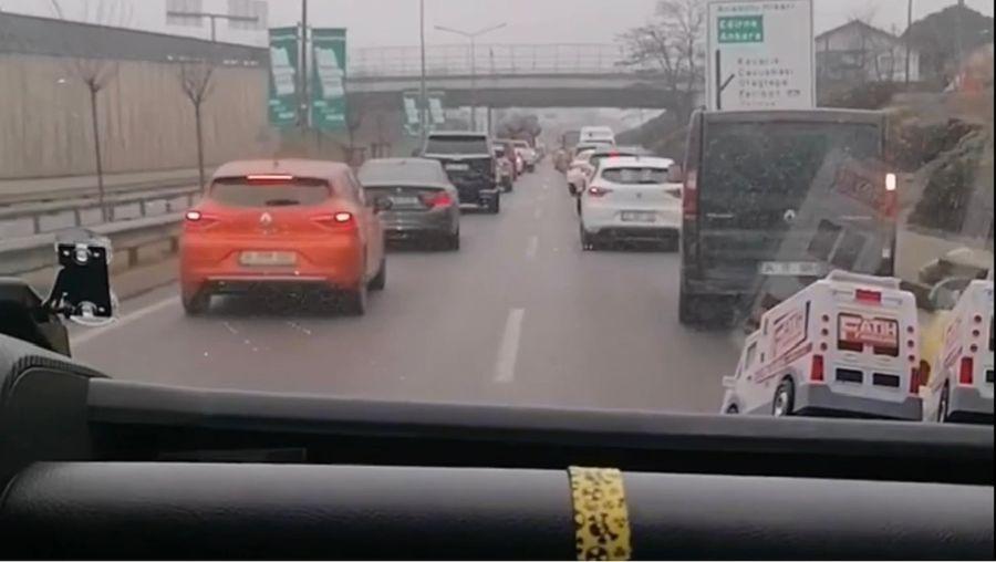 İstanbul'da sürücüler fermuar sistemi ile ambulansa yol verdi