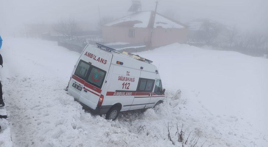 Bingöl'de ambulans şarampole düştü: 6 yaralı