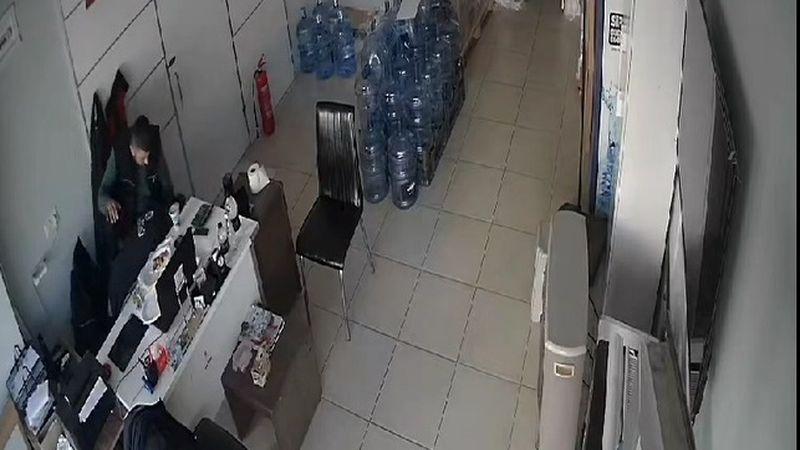 Boğazına yiyecek takılan arkadaşını 'heimlich manevrası' ile kurtardı