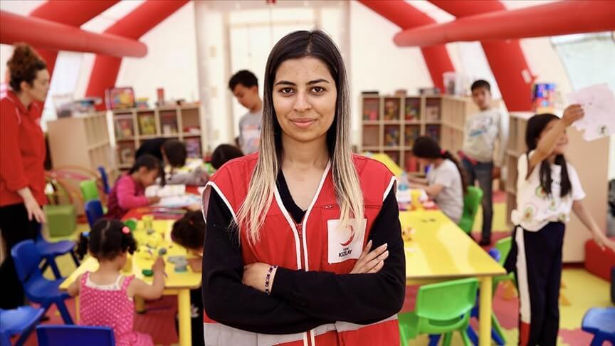 Genç psikolog Buse, kendi gibi depremzedelerin acılarını hafifletmek için gönüllü oldu