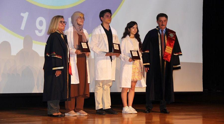 BUÜ'de doktor adayları beyaz önlüklerini giydi