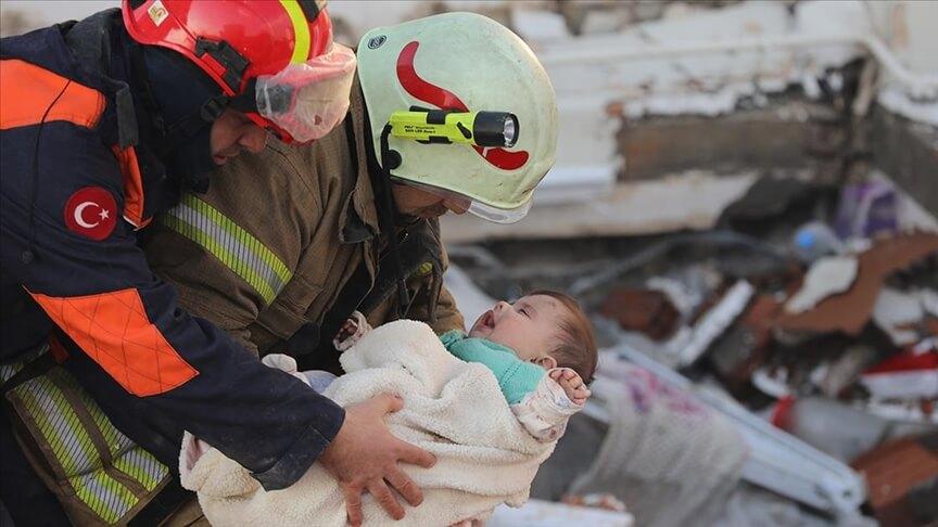 Hatay'da anne ve 6 aylık bebeği depremden 29 saat sonra enkazdan sağ çıkarıldı