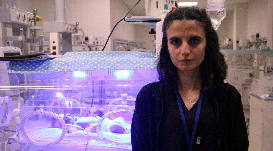 Deprem anında kuvözleri tutmuştu... Gazel hemşire: Bebekler yardım isteyemez