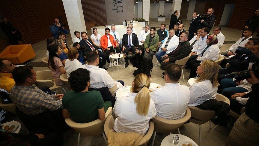 Sağlık Bakanı, depremlerin yıl dönümünde sağlık çalışanları ile buluştu