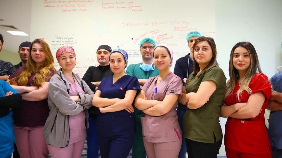 Depremde görev yapan sağlık çalışanlarının yazıları hastane duvarından silinmedi