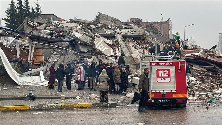 Depremde hayatını kaybedenlerin sayısı 1498'e yükseldi