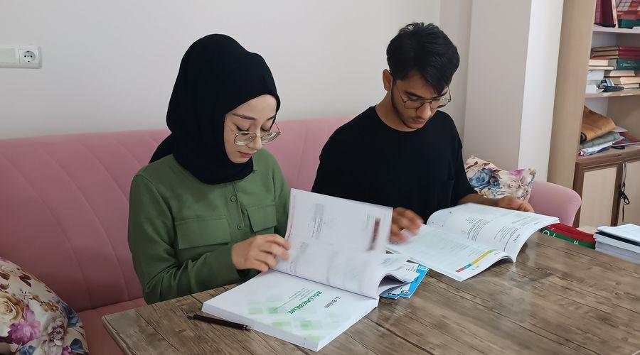 Depremde konteynerde ders çalışan kardeşler tıp fakültesini kazandı