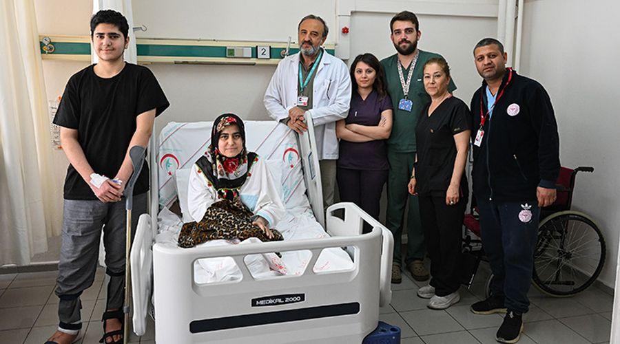 Depremden kurtarıldığı annesiyle hastane odasında ayağa kalktı: Hedefi tıp fakültesi