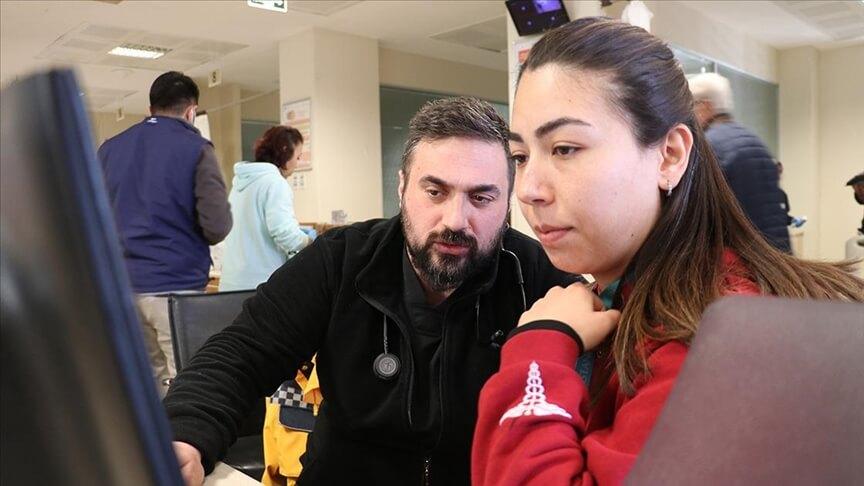 Bakan Koca: Deprem bölgesinde 140 bin sağlık personeli görev yapıyor