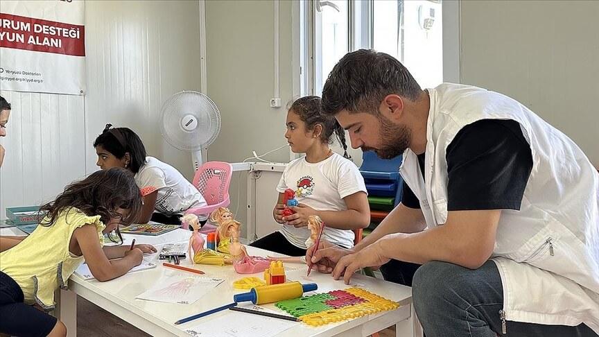 Gönüllü sağlık çalışanları, 6 Şubat’tan bu yana depremzedelere sağlık hizmeti sunuyor