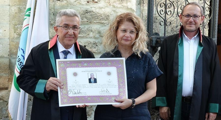 40 yıl önce bıraktığı fakülteyi bitiren diş hekimi, 63 yaşında avukat oldu