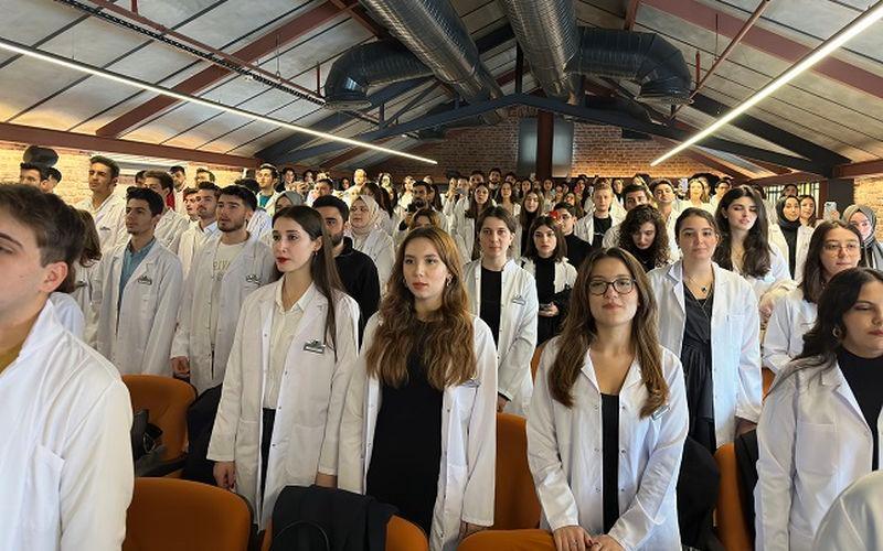Diş hekimliği öğrencileri beyaz önlüklerini giydi
