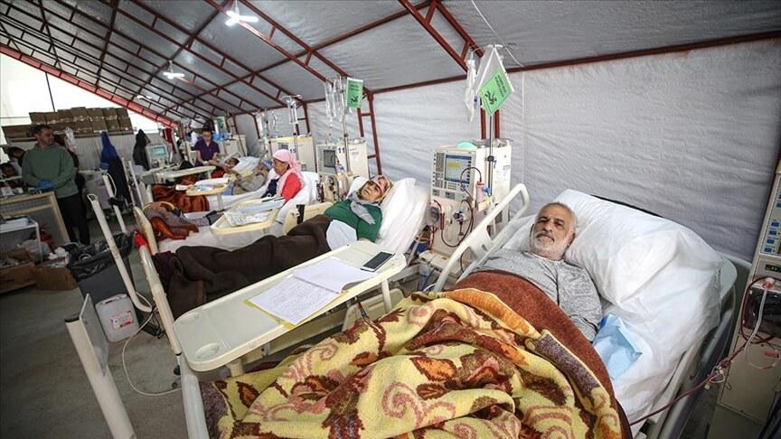 Hatay'da ağır hasarlı iki binadan çıkarılan cihazlarla 'sahra diyaliz merkezi' kuruldu