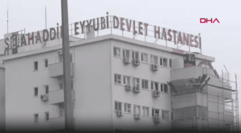 Diyarbakır'da depremde hasar gören hastane yangın merdivenin yıkımına başlandı