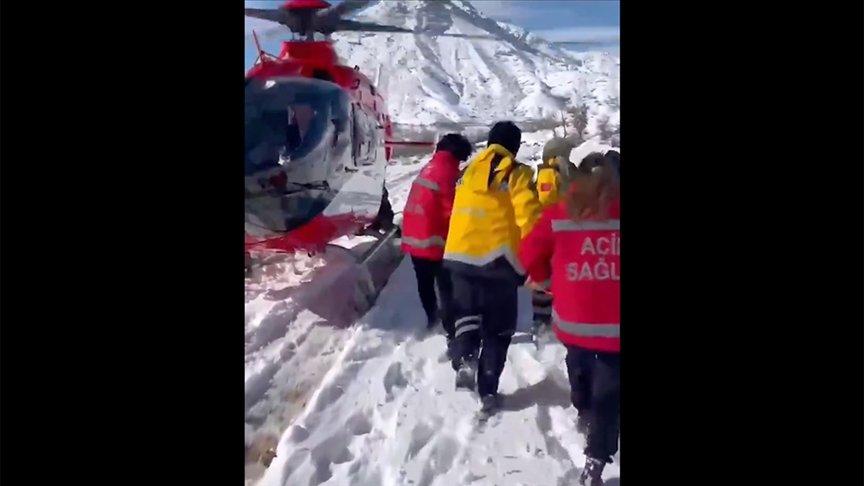 Diyarbakır'ın köyündeki hasta, helikopter ambulansla hastaneye ulaştırıldı
