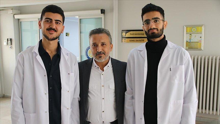 2 tıp öğrencisi, okudukları üniversiteye temizlik personeli olarak atandı
