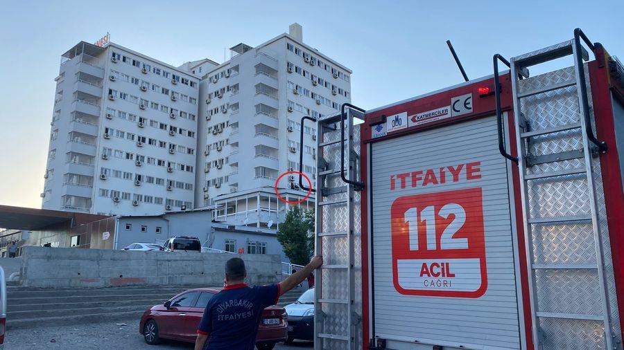 Diyarbakır’da hastane penceresinden atılan sigara asma çatıyı yaktı; hastalar tahliye edildi