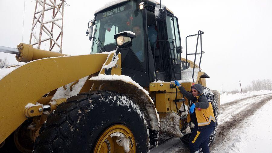 Van'da doğum sancısı tutan kadına ulaşamayan sağlık ekibi iş makinesiyle taşındı