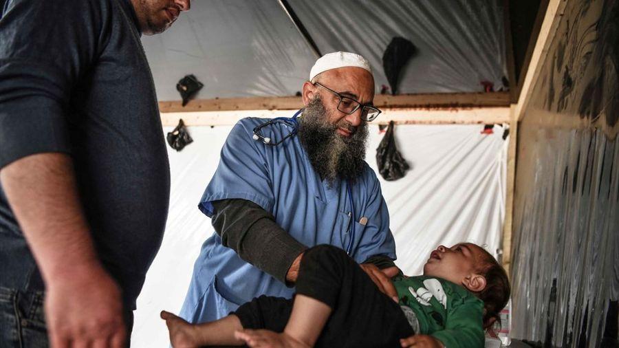 Türkiye mezunu Filistinli doktor yerinden edilmiş hastalara şifa dağıtıyor