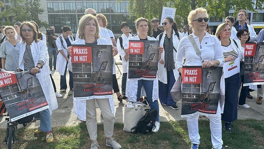 Doktorlar, hükümetin sağlık politikasını muayenehanelerini kapatarak protesto etti