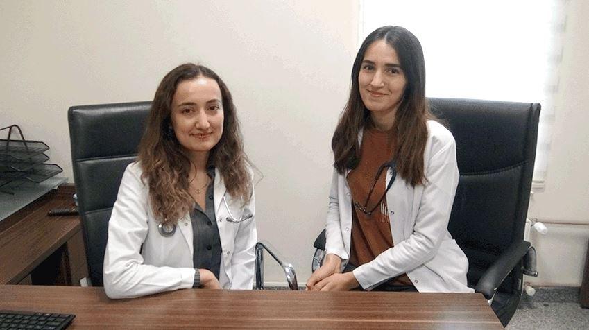 Doktor kız kardeşler aynı hastanede görev yapıyor