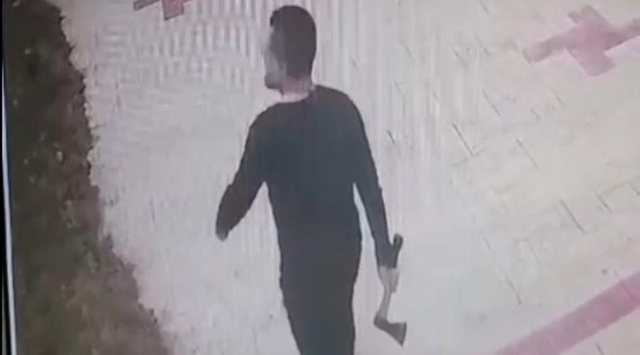 Doktor ev sahibi, kiracısına balta ile saldırdı