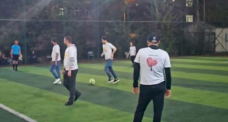 Hastalar ve cerrahlar halı sahada futbol oynadı