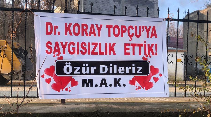 Doktora 'özür' pankartı! 'Saygısızlık ettik, özür dileriz'