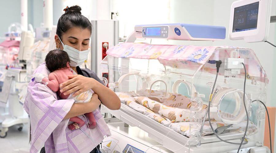 Hatay'daki sağlık çalışanları yeni doğan bebeklerle teselli buluyor