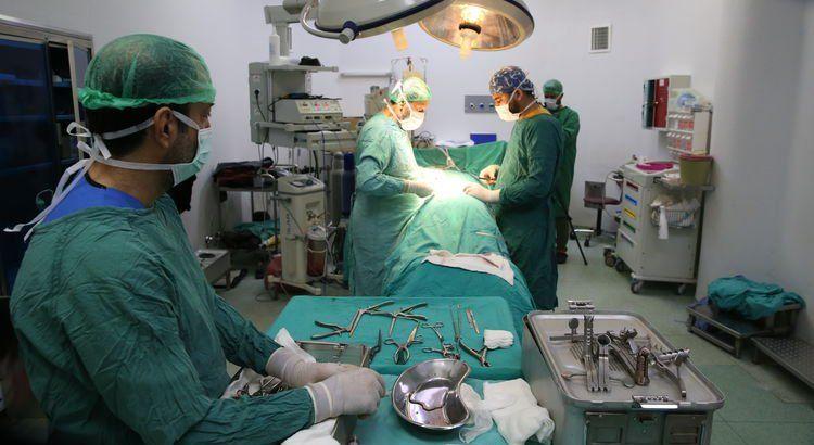 72 yaşındaki doktor mesai sonrası yardım dağıtıyor