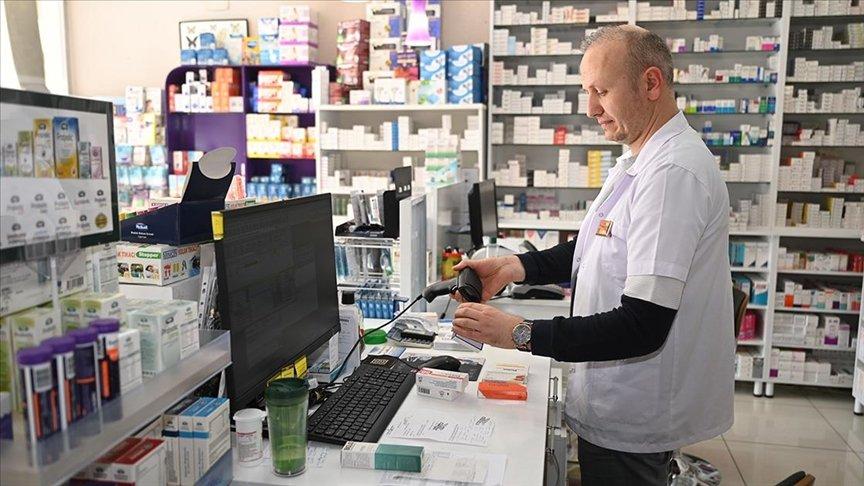 Eczane teknisyenleri işitme engellilere daha iyi hizmet verebilmek için işaret dili öğreniyor