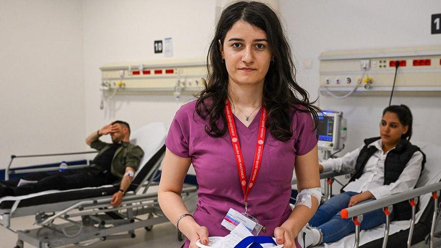 Depremzedelere ilk müdahaleyi enkaz altında yapan hemşire yaşadıklarını unutamıyor