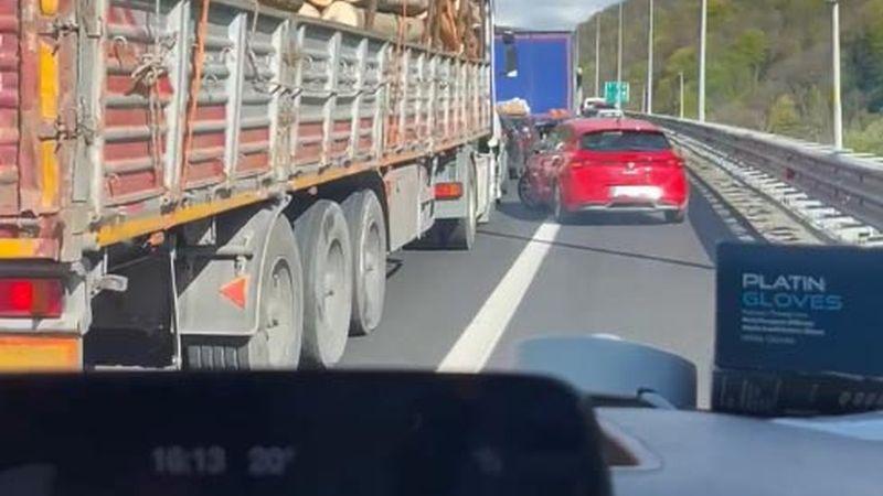 Bolu'da emniyet şeridi tıkanınca kazaya giden ambulans yolda kaldı