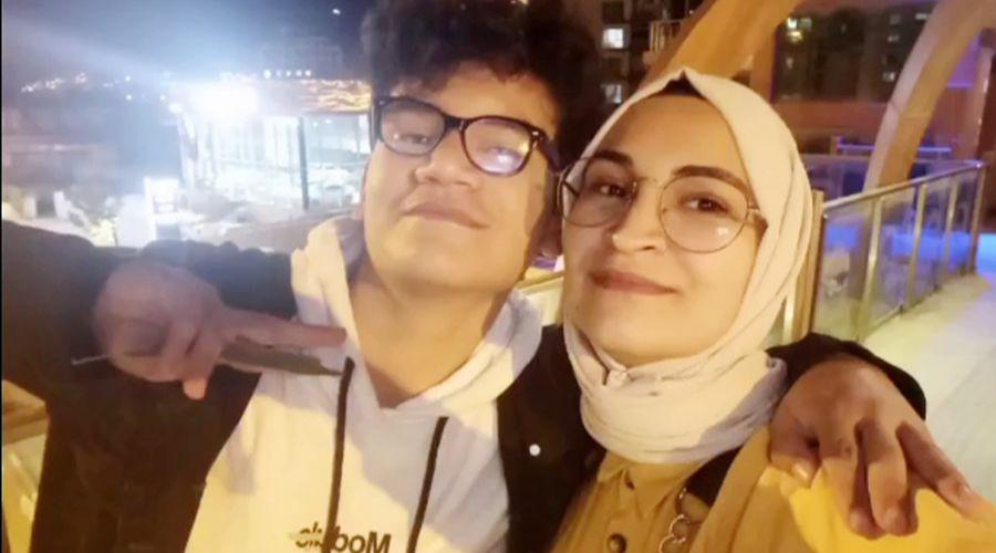 Enkazda birbirine sarılı bulunan Hilal hemşire ve kardeşi toprağa verildi