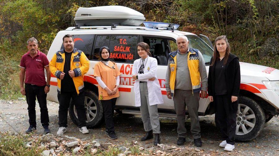 Dağ köylerindeki hastalara 4x4 ambulansla sağlık hizmeti götürüyorlar