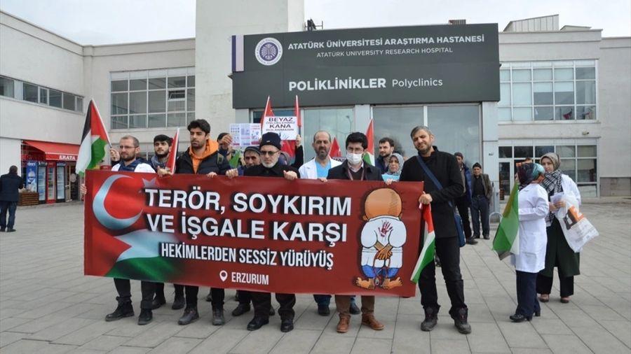 Erzurum’da hekimler ve sağlık çalışanları Gazze için sessiz yürüyüş yaptı