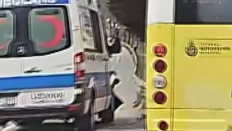 İstanbul'da makas atan araç kazaya neden oldu; Ambulans önüne savrulan otomobile çarptı