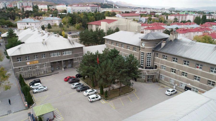 Erzurum'da eski askeri hastane binası asırlık liseye devredildi