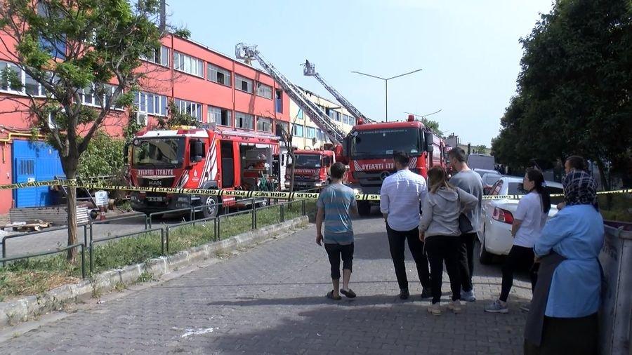 İstanbul'da medikal malzeme üretimi yapan fabrikada yangın