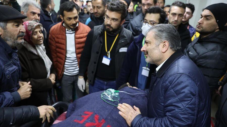 Bakan Koca, 261'inci saatte enkazdan çıkarılan depremzedeleri ziyaret etti
