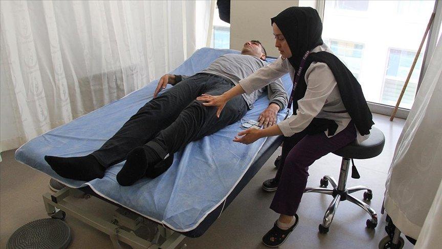 Guillain-Barre Sendromu geçirdi, fizik tedaviyle 6 ayda ayağa kalktı