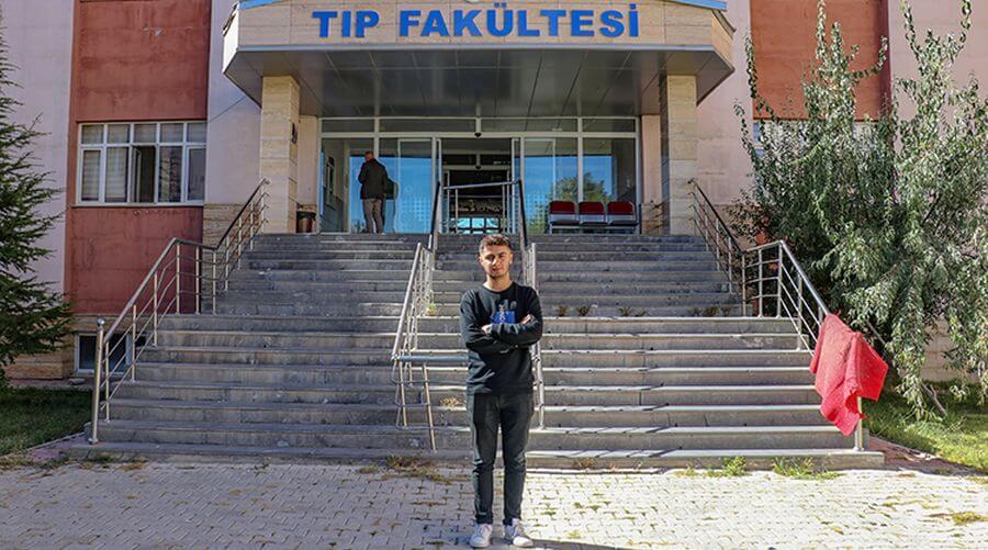Depremzede Ferhat'ın hedefi babasının doktorluk hayalini gerçekleştirmek