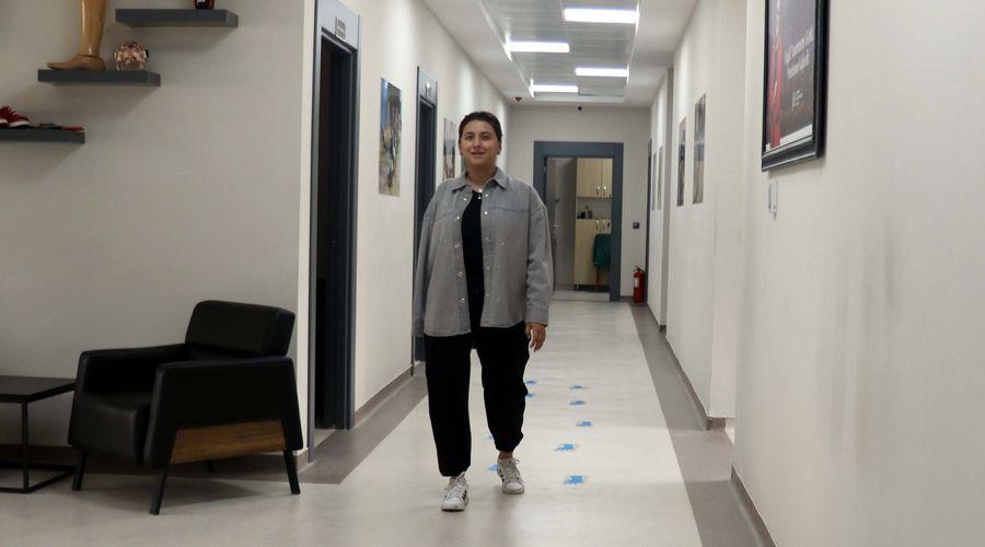Depremde kol ve bacağını kaybeden fizyoterapist, protezli hastalar için çalışıyor