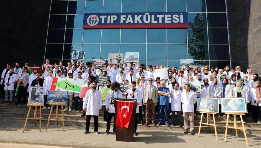 Gaziantep'te doktor ve tıp öğrencileri, Gazze'deki hastane saldırılarına tepki gösterdi
