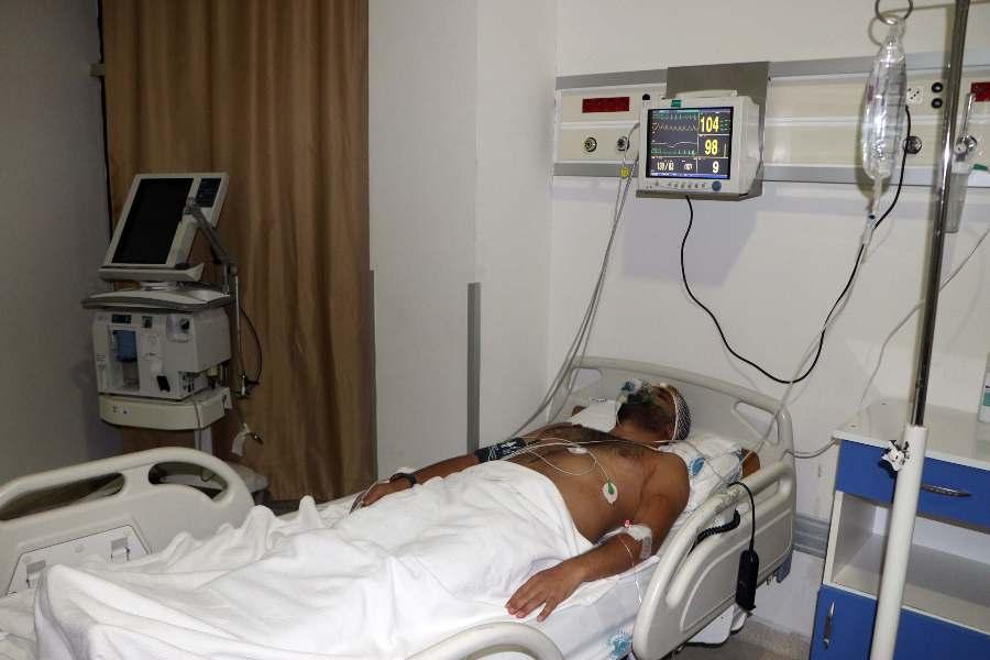 Hasta yakınlarının demir sopayla saldırdığı doktor ağır yaralandı; hayati tehlikesi devam ediyor