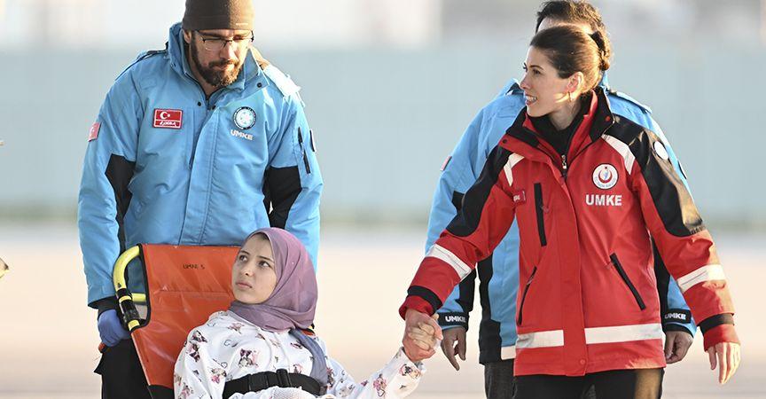 Bakan Koca duyurdu: Gazze'den getirilen hastalar, hastanelere sevk edildi